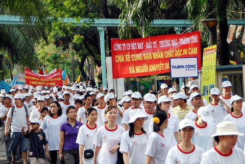 Walk raises funds for AO victims - ảnh 1